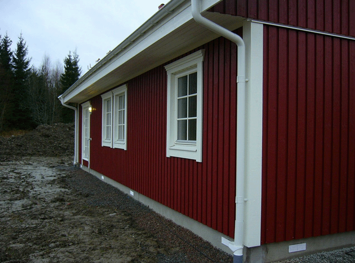 Färdigbyggt hus med balkgrund